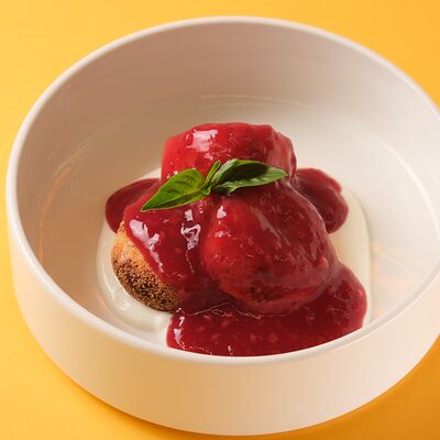 Сырники с малиновым соусом и мацонив Coffeeline - кофе и еда по цене 380 ₽