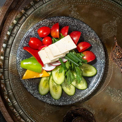 Овощная нарезка с сыром и зеленью в Гранат по цене 671 ₽