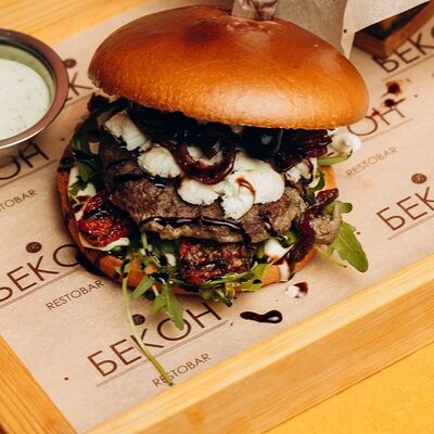 Бургер Зеленая Богиня в Restobar Бекон по цене 880 ₽
