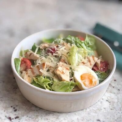 Салат Цезарь с куриной грудкой в Tin по цене 760 ₽