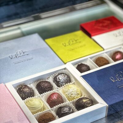 Коробочка из 9 трюфелей в Круассан по цене 1725 ₽
