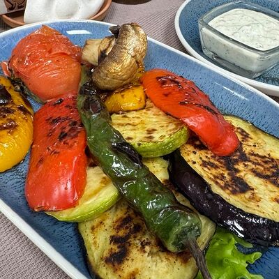 Овощи на мангале с соусом Дзадзики в Сандро по цене 760 ₽