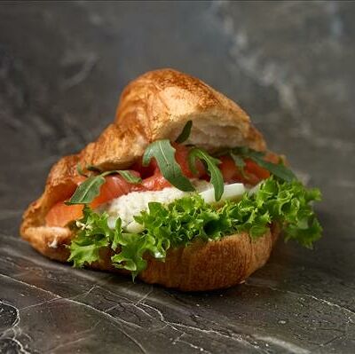 Круассан с рыбой в Семейная пекарня Кривоноговых по цене 430 ₽