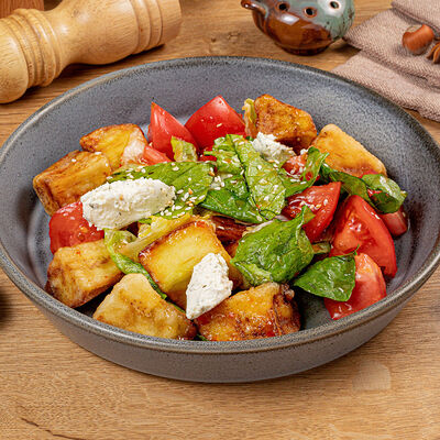 Салат с хрустящими баклажанами в TeaRoom по цене 689 ₽