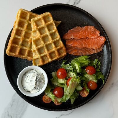 Картофельные вафли с лососем и овощным салатомв Coffeelab 39 по цене 715 ₽