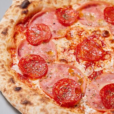 Пицца ветчина и чоризов Кафе Итальянцы по цене 690 ₽