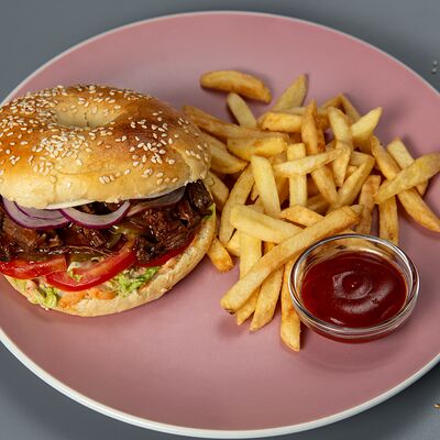 Бейгл с рваной говядиной в Корица по цене 560 ₽