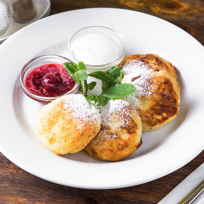 Сырники творожные с кофейными финиками и сметаной в Кафе RSC по цене 185 ₽