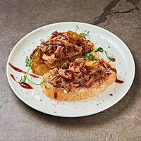 Брускетта с рваной свининой в JAGGER