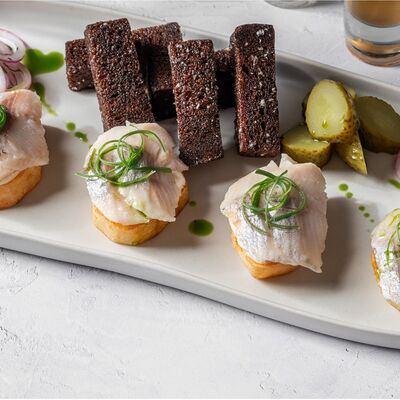 Бочковая сельдь с луком и картофелем в BEERMAN&Schlitz по цене 490 ₽