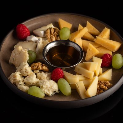 Ассорти сыров в Первый по цене 1190 ₽