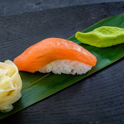 Суши с лососем в Чайхона №1 Братьев Васильчуков по цене 90 ₽