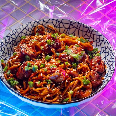 Острая лапша Бульдак с цыпленкомв Gojira ramen по цене 610 ₽