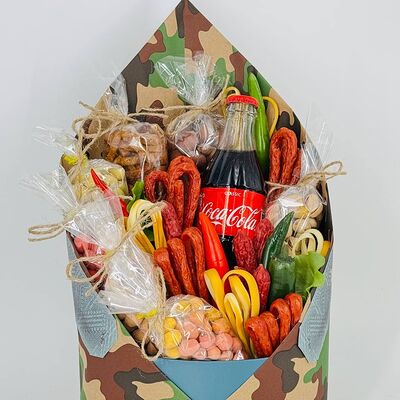 Колбасный букет для мужчины с Coca-Colaв Дарите красиво по цене 6299 ₽