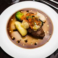 Медальоны из свинины с перцем пепе верде и с овощами в Taste bistro