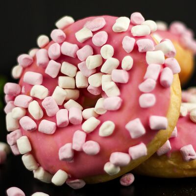 Пончик розовый с маршмеллоу в Пекарня Буханка по цене 175 ₽