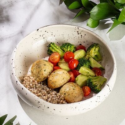 Зеленая гречка с котлетами из индейки в Чайка по цене 590 ₽