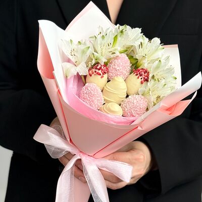 Букет из клубники в шоколаде и цветов Амалия в Клубника по цене 3990 ₽