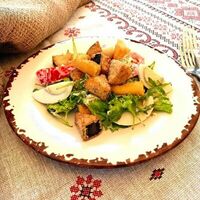 Салат из хрустящих баклажанов с кальмарами фри в Корчма