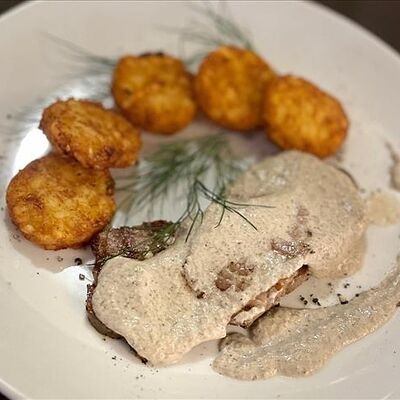 Медальоны из говяжьей вырезки под перечным соусом в Генрих и Генриетта по цене 820 ₽