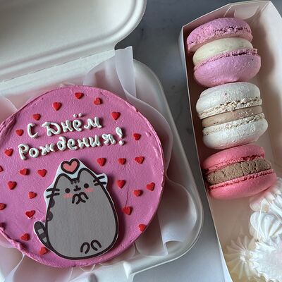 Бенто-торт с котиком и 3 макарона в Sweet Caprice по цене 2490 ₽