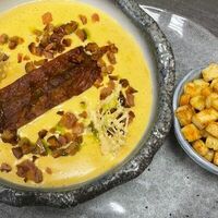 Сырный крем-суп с копчеными свиными ребрами и крутонами в To mesto