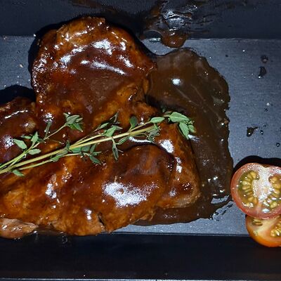 Глазированный cвинoй стейк в Крылья по цене 670 ₽