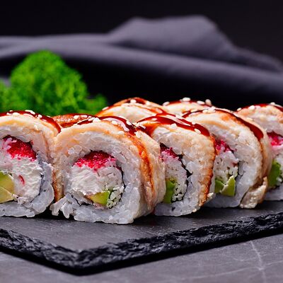 Дракон с натуральным угрём в Суши Хаус по цене 1080 ₽