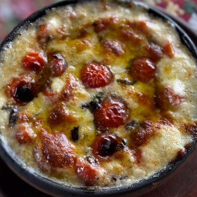 Молочный сулугуни со свежими помидорами на кеци в Кинто по цене 585 ₽