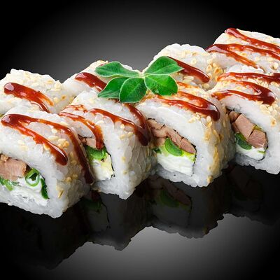 Ролл с пекинской уткой в Sushi & More по цене 430 ₽