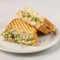 Сэндвич с индейкой, тянущимся сыром моцарелла, вялеными томатами и домашней заправкой цезарь в АндерСон