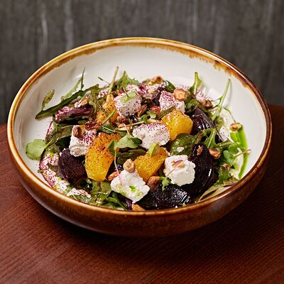 Салат из свеклы с фетой, апельсинами и фисташками в Chester по цене 490 ₽