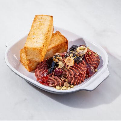 Куриный паштет с карамельным луком, клубничным джемом и фундуком в Brasserie Lambic по цене 780 ₽