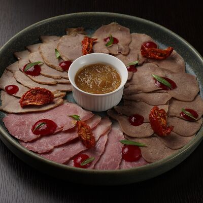 Ассорти мясных деликатесов с вареньем из перца в Cruise по цене 940 ₽