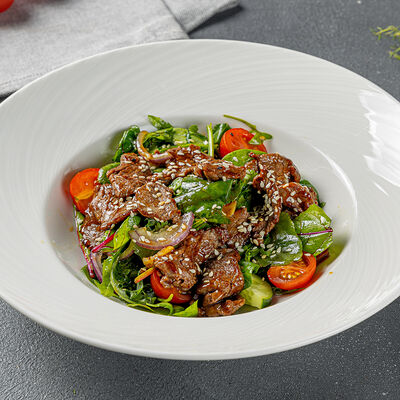 Салат с говядиной и устричным соусом в Море Есть по цене 890 ₽