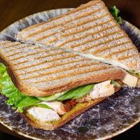 Сэндвич с вялеными томатами, курицей и моцареллойв Menthol