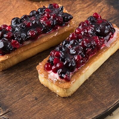 Тарталетка Ягодная Черная Смородина и Брусникав Лори кафе по цене 590 ₽