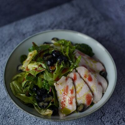 Салат с курицей су-вид, голубикой и клубничным бальзамиком в Кофетоп по цене 600 ₽