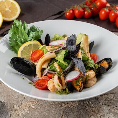 Салат с морепродуктами в Дворец свадеб по цене 690 ₽