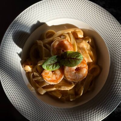 Фетучини с креветкой в соусе том ям в Молодость по цене 560 ₽