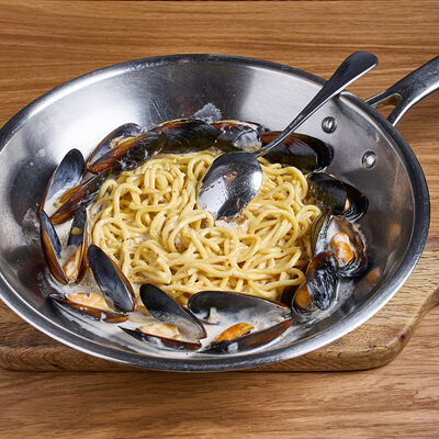 Спагетти с мидиями в трюфельном соусе в Клёво по цене 1150 ₽