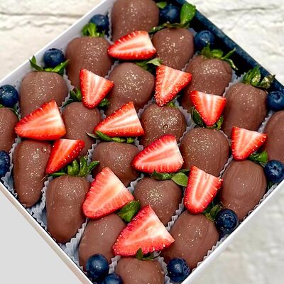 Клубника в шоколаде Berry Mix M в Verria Chocolate - клубника в шоколаде по цене 3190 ₽