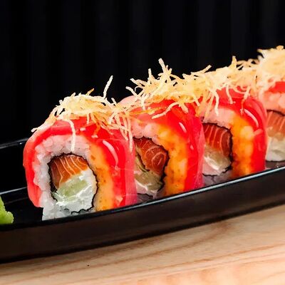 Ролл Сакана блюфин в Tsunami по цене 1300 ₽