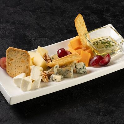 Сырная тарелка в Руки Вверх по цене 720 ₽