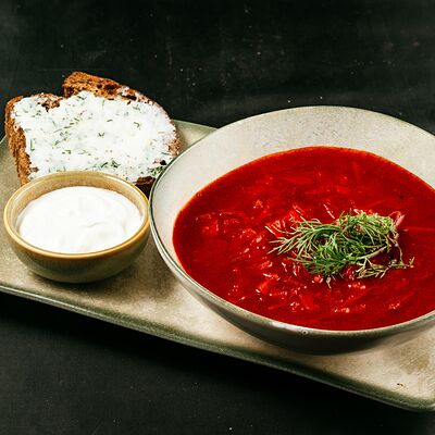 Борщ на томленых щеках с ручным хлебом в Горки парк по цене 490 ₽