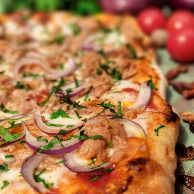 Пицца с тунцом и луком в Дом купчихи Морозовой по цене 980 ₽