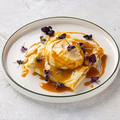 Блинчики с маком, муссом из вареной сгущенки и апельсиновой карамелью в Шоколадница по цене 490 ₽