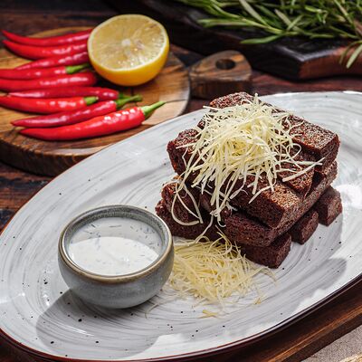 Гренки бородинские с сыром пармезан в Пельмения по цене 436 ₽