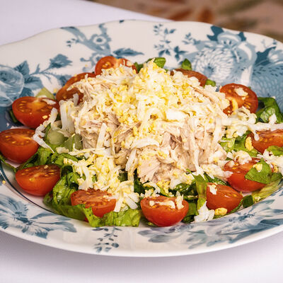 Салат с цыпленком, роменом и томатами черри в Mio Bistrot по цене 990 ₽