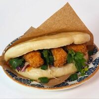 Бао сэндвич с курицей в Dragon’s ramen